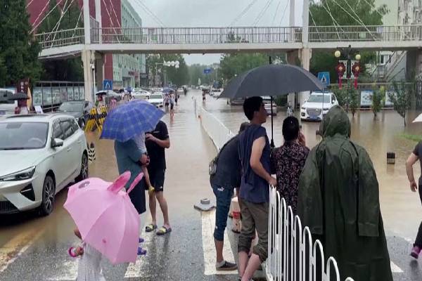 பெய்ஜிங்-கில் தொடர் கனமழையால்11 பேர் உயிரிழப்பு | 11 People Lost Torrential Rains In Beijing Gil