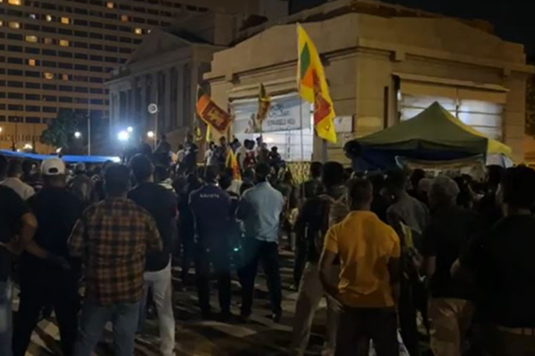 காலி முகத்திடல் நோக்கி செல்லும் ஆர்ப்பாட்ட காரர்கள் | Demonstrators Heading Towards The Empty Square