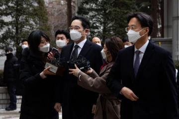 சாம்சுங் நிறுவன தலைவருக்கு சிறை தண்டனை விதிப்பு