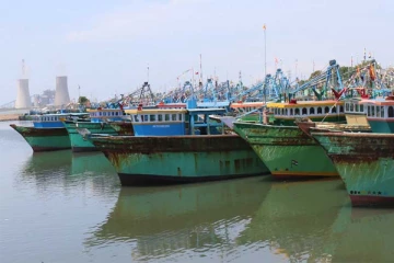 தெற்கு கடற்பகுதியில் தீப்பிடித்த படகிலிருந்து மீட்கப்பட்ட 7 மீனவர்கள்!