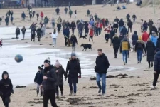 பிரிட்டனில் கொரோனா அச்சமின்றி நடமாடும் மக்கள்! திங்கள் முதல் கடும் சட்டம்