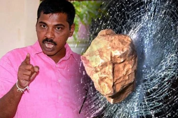 இராஜாங்க அமைச்சரின் வீட்டின் மீது கல்வீச்சு தாக்குதல்