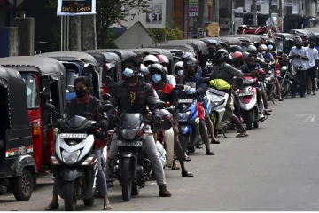 தொடரும் அவலம்: வீதிகளில் காத்திருக்கும் மக்கள் (Video)