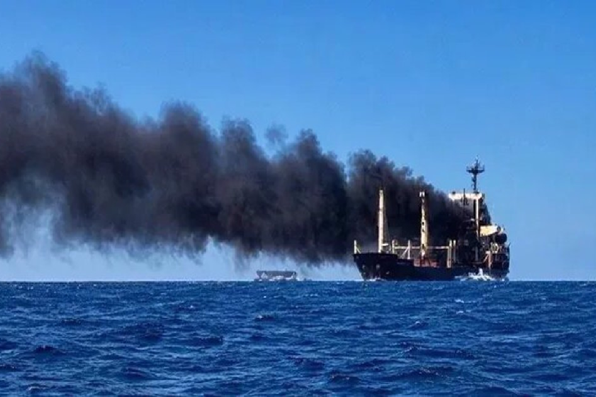 ஹோர்முஸ் நீரிணையில் கடல் கண்ணி வெடியில் மோதி வெடித்த கப்பல் | Ship Explodes Striking A Sea Mine Strait Of Hormuz