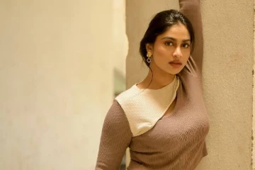 புதிய லுக்கால் மயக்கும் போஸ்!! பிக்பாஸ் நடிகை ஷிவானி நாராயணன் புகைப்படம்..