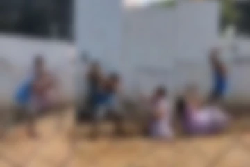 சொத்துப்பிரச்சனை; அக்காவை கோடாரியால் கொடூரமாக தாக்கிய தம்பி - பதைபதைக்க வைக்கும் வீடியோ