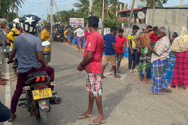 மன்னாரில் எரிவாயு விற்பனை முகவர் மற்றும் பொதுமக்களுக்கிடையில் வாய்த்தர்க்கம் (PHOTOS) | Gas Shortage In Mannar