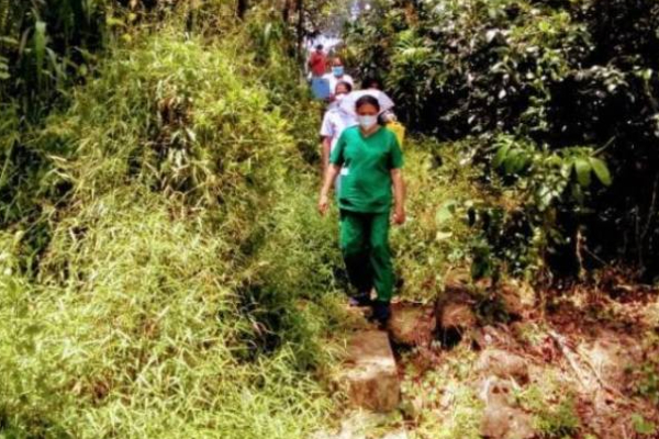 இலங்கையில் இப்படியும் ஒரு சேவை | Vaccine People Had Long Lived Without Road Access