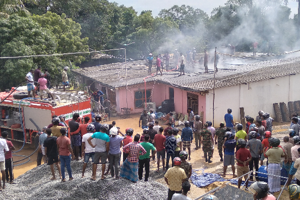 கிளிநொச்சியில் தீ விபத்து (படங்கள்) - ஐபிசி தமிழ்