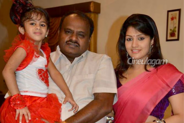 இயற்கை பட புகழ் நடிகை ராதிகாவா இது, யாரை 2ம் திருமணம் செய்துள்ளார் பாருங்க- குடும்ப போட்டோ | Iyarkai Movie Fame Kutty Radhika Family Photo