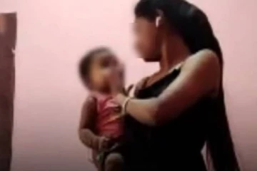 கை குழந்தைக்கு சிகரெட், மது கொடுத்து வற்புறுத்தும் கொடூர தாய்..வெளியான ஷாக் புகைப்படம்!