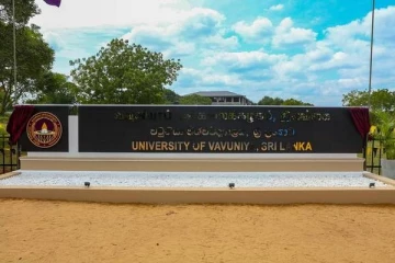 ஜனாதிபதி வருகைக்கு முன்பு திறக்கப்பட்ட வவுனியாப் பல்கலைக்கழகத்தின் பெயர் பலகை