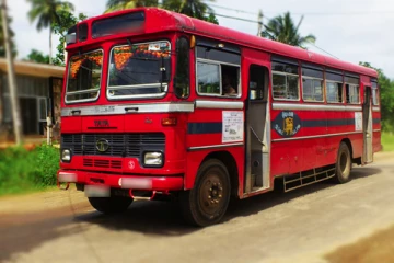 ஓடும் பேருந்தில் நடத்துனரை உதைத்த பெண்!