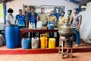 யாழில் கசிப்பு ஆராய்ச்சி செய்த ஆணும் பெண்ணும் கைது