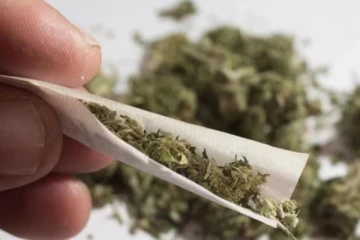 வீட்டில் கஞ்சா வைத்திருந்த பிக் பாஸ் பிரபலம்.. வேறு வழக்கிற்காக வந்த போலீசிடம் வசமாக மாட்டினார்