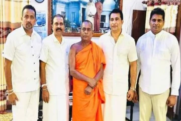 நயினாதீவு ராஜமஹா விகாரைக்கு படையெடுத்த அரசியல்வாதிகள்!