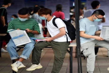 சீனாவில் வேலையின்மை அதிகரித்துள்ளது ; இளைஞர்கள் அவதி