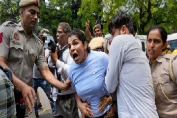 இடம் தர முடியாது : மல்யுத்த வீரர்களுக்கு அனுமதி மறுத்த டெல்லி காவல்துறை