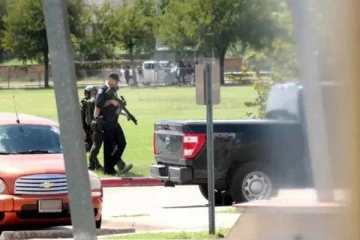 அமெரிக்காவில் பாடசாலை இசைவிருந்து நிகழ்ச்சியில் துப்பாக்கிச்சூடு நடத்திய மர்மநபர்கள்!