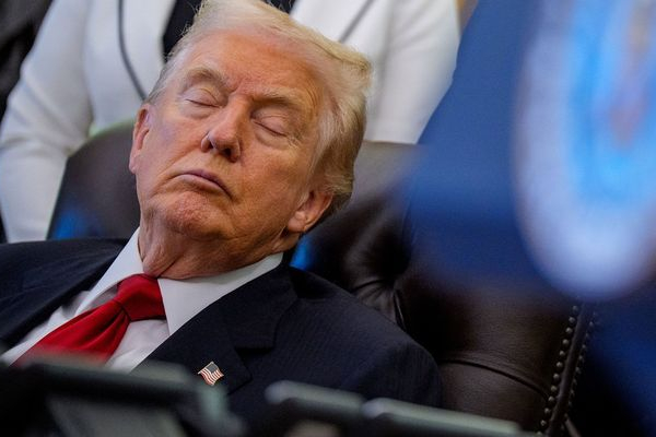 பிரஸ்மீட்டில் உட்கார்ந்துட்டே டிரம்ப் முரட்டு தூக்கம் - புகைப்படம் வைரல்! | Trump Asleep During White House Press Meet Viral பிரஸ்மீட்டில் உட்கார்ந்துட்டே டிரம்ப் முரட்டு தூக்கம் - புகைப்படம் வைரல்! | Trump Asleep During White House Press Meet Viral