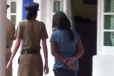 கைத்துப்பாக்கியுடன் 22 வயது யுவதி கைது