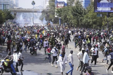 நாடாளுமன்றத்தை முற்றுகையிட்ட ஆர்ப்பாட்டக்காரர்கள் மீது துப்பாக்கிச்சூடு!