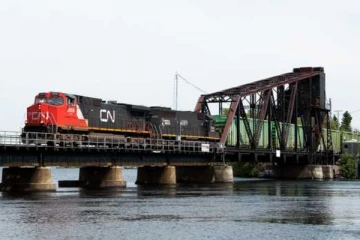 கனடா அமெரிக்க எல்லையில் நிலைகுலைந்து சரிந்த ரயில்வே பாலம்