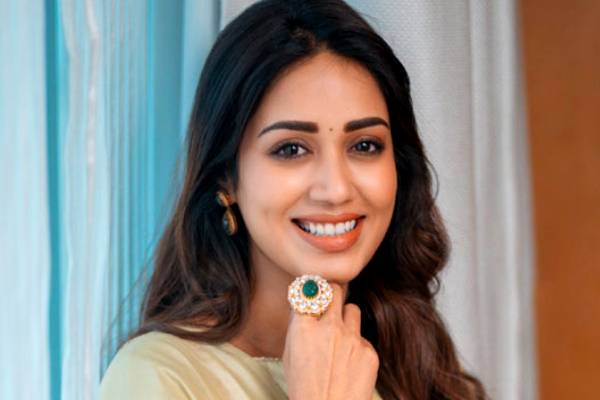 காதலரை காட்டிய நிவேதா பெத்துராஜ்- எப்போது திருமணம், மாப்பிள்ளை என்ன செய்கிறார்? | Nivetha Pethuraj Introduce Her Lover Photos
