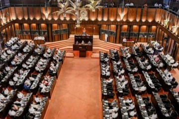 හිටපු අගමැතිවරයා ඇතුළු පොහොට්ටු මන්ත්‍රීවරු කළු පටි පැළඳ මැතිසබයේ..