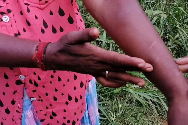 பிள்ளைகளுக்கு மிளகாய்த்தூள் பூசி துன்புறுத்திய தந்தை- காவல்துறையின் நடவடிக்கை! (காணொளி) - ஐபிசி தமிழ்