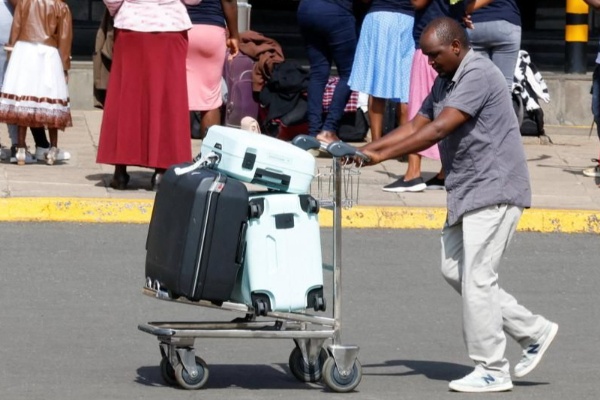 வெளிநாடொன்றில் விமான நிலைய ஊழியர்கள் வேலைநிறுத்தம்! பயணிகள் கடும் அசௌகரியம் | Worker Strike Kenya Passengers Inconvenience