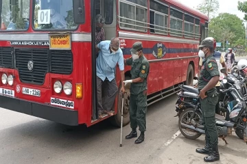 வவுனியாவில் இராணுவ பாதுகாப்புடன் வங்கிகளுக்கு அழைத்து வரப்பட்ட முதியவர்கள்
