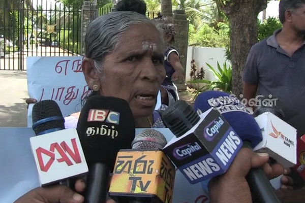 இராணுவ முகாமை அகற்ற வேண்டாம் : ஆனைவிழுந்தான் மக்கள் கவனயீர்ப்பு போராட்டம் (Photos) | People S Protest Against Removal Of The Army Camp