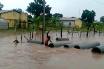 வடக்கில் கொட்டித்தீர்த்த மழை; வெள்ளத்தில் மூழ்கிய கிராமங்கள்!