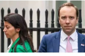 பிரிட்டனில்  தோழிக்கு முத்தமிட்ட அமைச்சர் மன்னிப்பு கேட்டுள்ளார்!