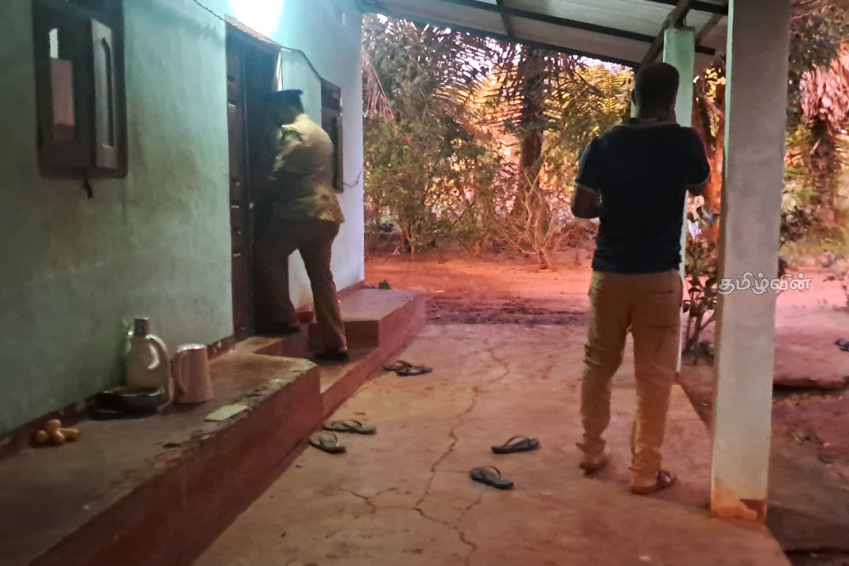 தமிழர் பகுதியில் அதிகாலை இடம்பெற்ற கொடூரம்! வீடொன்றில் உறங்கிக்கொண்டிருந்த தம்பதியினர் அடித்துக்கொலை | Mullaitivu Couple Beaten To Death தமிழர் பகுதியில் அதிகாலை இடம்பெற்ற கொடூரம்! வீடொன்றில் உறங்கிக்கொண்டிருந்த தம்பதியினர் அடித்துக்கொலை | Mullaitivu Couple Beaten To Death