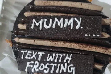 தாயின் பிறந்தநாளுக்கு கேக் ஆர்டர் செய்த பெண்: கேக் வந்தபோது...