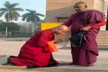 மொட்டு எம்.பியும் மகனும் துறவறம் பூண்டனர்