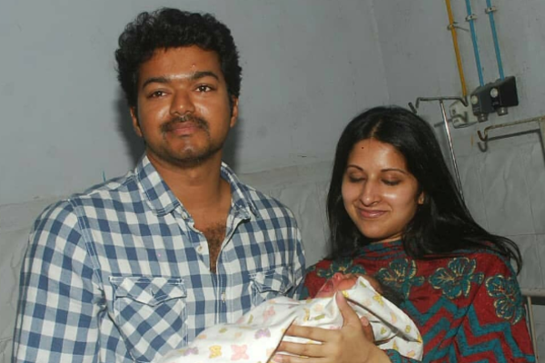 படப்பிடிப்பு தளத்தில் மாலையும் கழுத்துமாக விஜய், சங்கீதா ஜோடி.. உடன் இருந்த அஜித் மனைவி ஷாலினி | Vijay Sangeetha Unseen Shooting Spot Photo