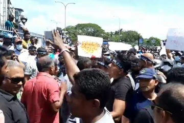 කොළඹ කොටුව දුම්රියපොළ ඉදිරිපිට දැවැන්ත අරගලයක්. ජල බ්රවුසර් සහ පොලිසියත් සූදානමින්. (VIDEO)