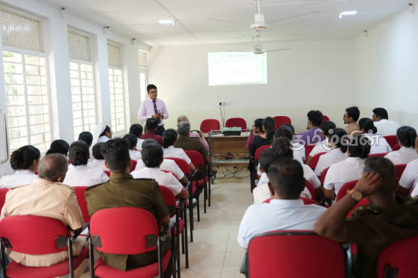 அம்பாறை- தெஹியத்தகண்டிய வைத்திய அதிகாரி அலுவலகத்திற்கு ஆளுநர் விஜயம் | Governor Visits Dehiyattakandia Medical Office