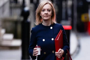 பிரித்தானிய நிதி மந்திரியை பதவியிலிருந்து அதிரடியாக நீக்கிய பிரதமர் லிஸ் டிரஸ்