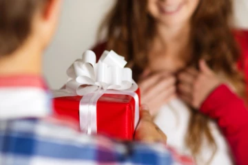 களவாடிய தொலைபேசியை காதலனுக்கு பரிசளித்த யுவதி!