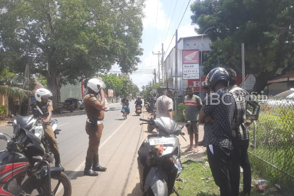 யாழில் காரும் - மோட்டார் சைக்கிளும் மோதி விபத்து: ஒருவர் படுகாயம் | Accident At Jaffna Today Morning