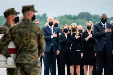 காபூலில் கொல்லப்பட்ட அமெரிக்க படையினருக்கு அஞ்சலி   செலுத்திய  அமெரிக்க அதிபர்