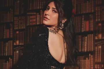 கருப்பு நிற சேலை.. ஸ்ருதி ஹாசனின் அழகிய ஸ்டில்கள்