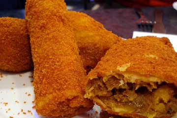 பிரபல உணவகத்தில் ஆசையாக ரோல்ஸில் வாங்கிய வாடிக்கையாளருக்கு காத்திருந்த அதிர்ச்சி!