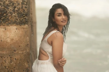 சன் டிவி செல்லமே செல்லமே சீரியலில் நடிக்கும் நடிகை ரேஷ்மாவின் கிளாமர் போட்டோஸ்