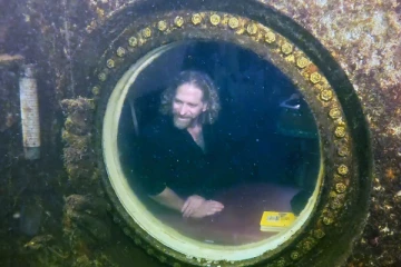 கடலுக்கு அடியில் 100 நாட்கள் தங்கியிருந்து சாதனை; அவரது உயரம் குறைந்ததாக தகவல்