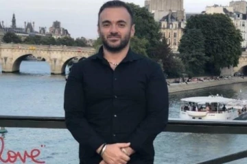 இப்ப சொந்தமா 100 வீடுகள்.. 4 சொகுசு கார்கள் இருக்கு...  தங்க இடம் இல்லாமல் பார்க் பெஞ்சில் படுத்திருந்த நிலையில் கோடீஸ்வரர் ஆன நபர்